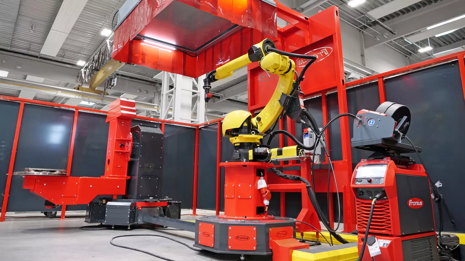 Fronius welding robot in an industrial hall