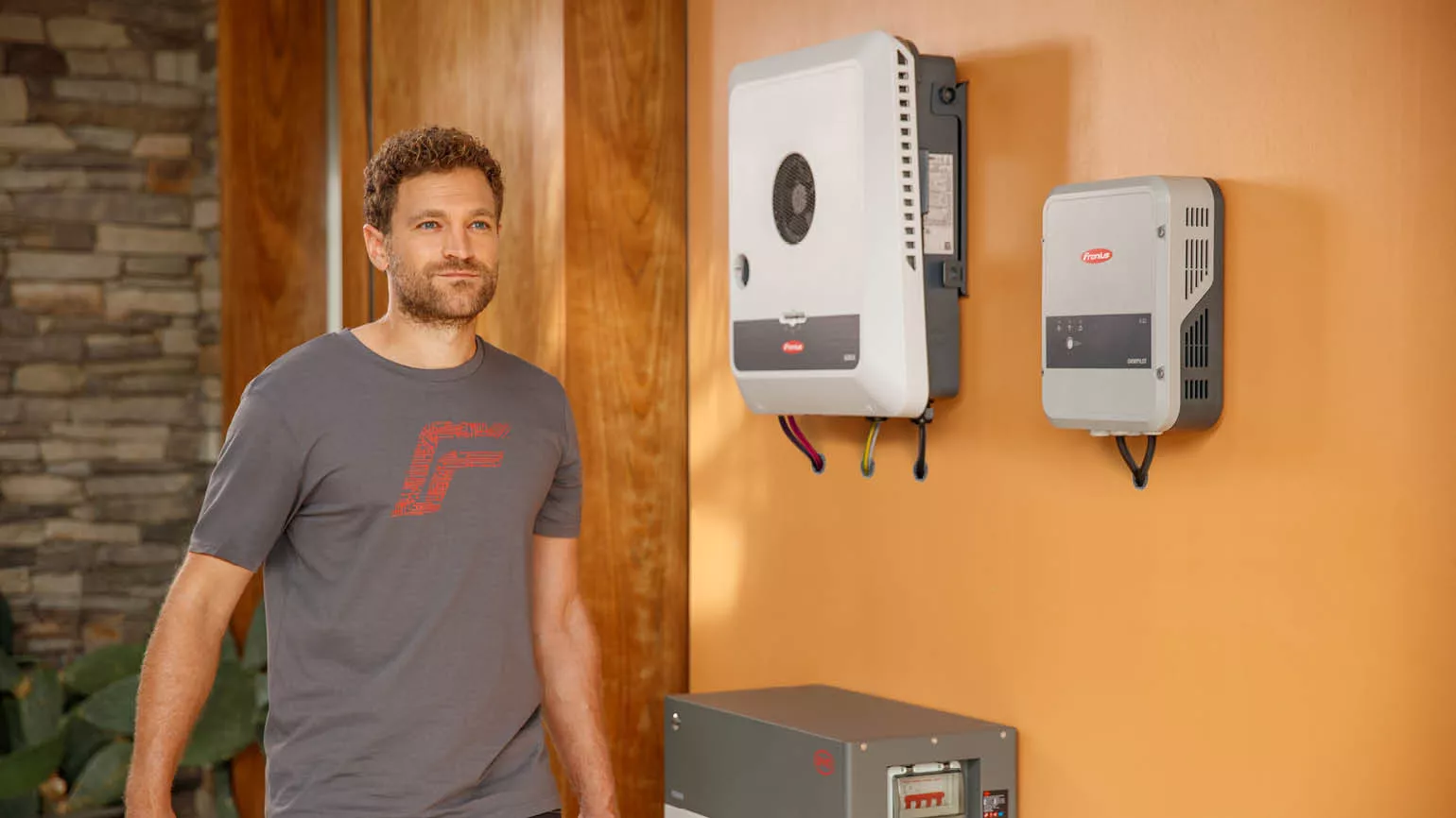 Installer standing next to a GEN24 inverter