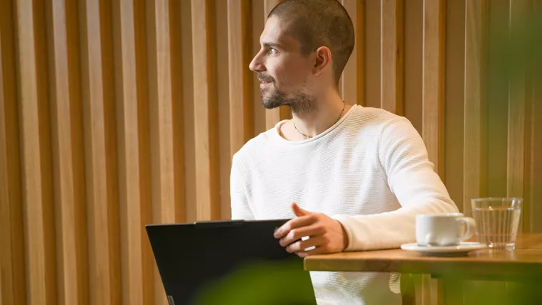 Mann mit Laptop